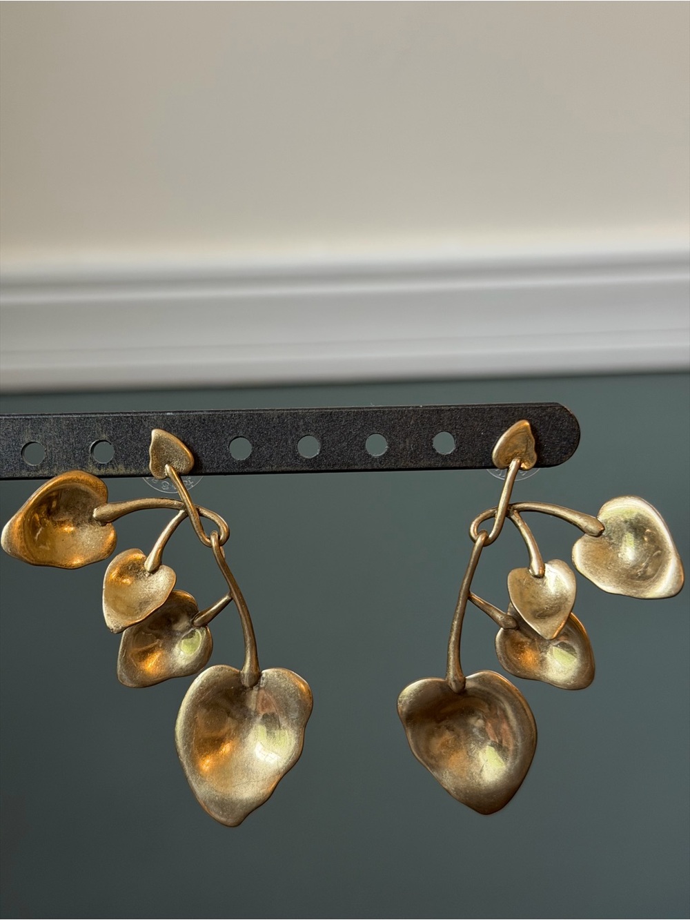 Stella & Dot NWT Gold Tone Sculptural Leaf Vine Statement Drop Earrings Boxed